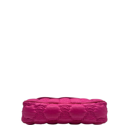 Base di una borsa Gucci in nylon trapuntato matelassé fucsia con trama GG, finiture in pelle tono su tono, manico singolo in catena e tracolla in tessuto regolabile ed amovibile. Rifinita con parti metalliche argentate. Completa di dustbag.