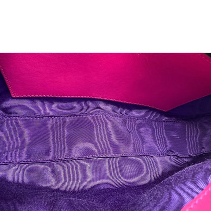 Interno di una borsa Gucci in nylon trapuntato matelassé fucsia con trama GG, finiture in pelle tono su tono, manico singolo in catena e tracolla in tessuto regolabile ed amovibile. Rifinita con parti metalliche argentate. Completa di dustbag.