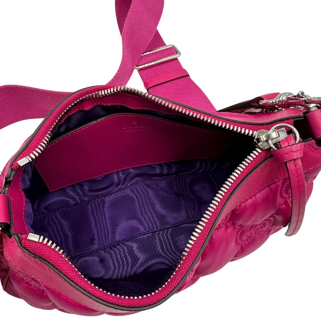 Interno di una borsa Gucci in nylon trapuntato matelassé fucsia con trama GG, finiture in pelle tono su tono, manico singolo in catena e tracolla in tessuto regolabile ed amovibile. Rifinita con parti metalliche argentate. Completa di dustbag.