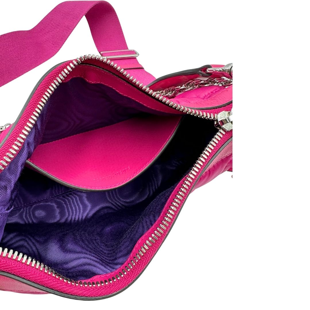 Interno di una borsa Gucci in nylon trapuntato matelassé fucsia con trama GG, finiture in pelle tono su tono, manico singolo in catena e tracolla in tessuto regolabile ed amovibile. Rifinita con parti metalliche argentate. Completa di dustbag.