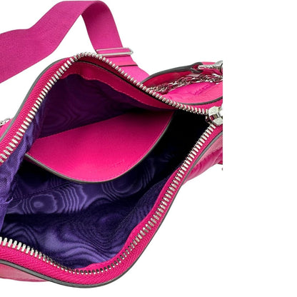 Interno di una borsa Gucci in nylon trapuntato matelassé fucsia con trama GG, finiture in pelle tono su tono, manico singolo in catena e tracolla in tessuto regolabile ed amovibile. Rifinita con parti metalliche argentate. Completa di dustbag.