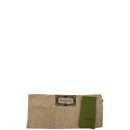 Dustbag di una borsa Gucci in nylon trapuntato matelassé fucsia con trama GG, finiture in pelle tono su tono, manico singolo in catena e tracolla in tessuto regolabile ed amovibile. Rifinita con parti metalliche argentate. 