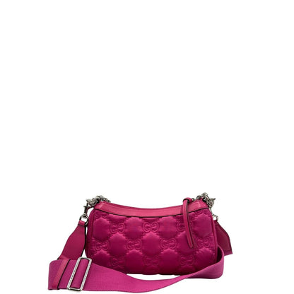 Retro di una borsa Gucci in nylon trapuntato matelassé fucsia con trama GG, finiture in pelle tono su tono, manico singolo in catena e tracolla in tessuto regolabile ed amovibile. Rifinita con parti metalliche argentate. Completa di dustbag.