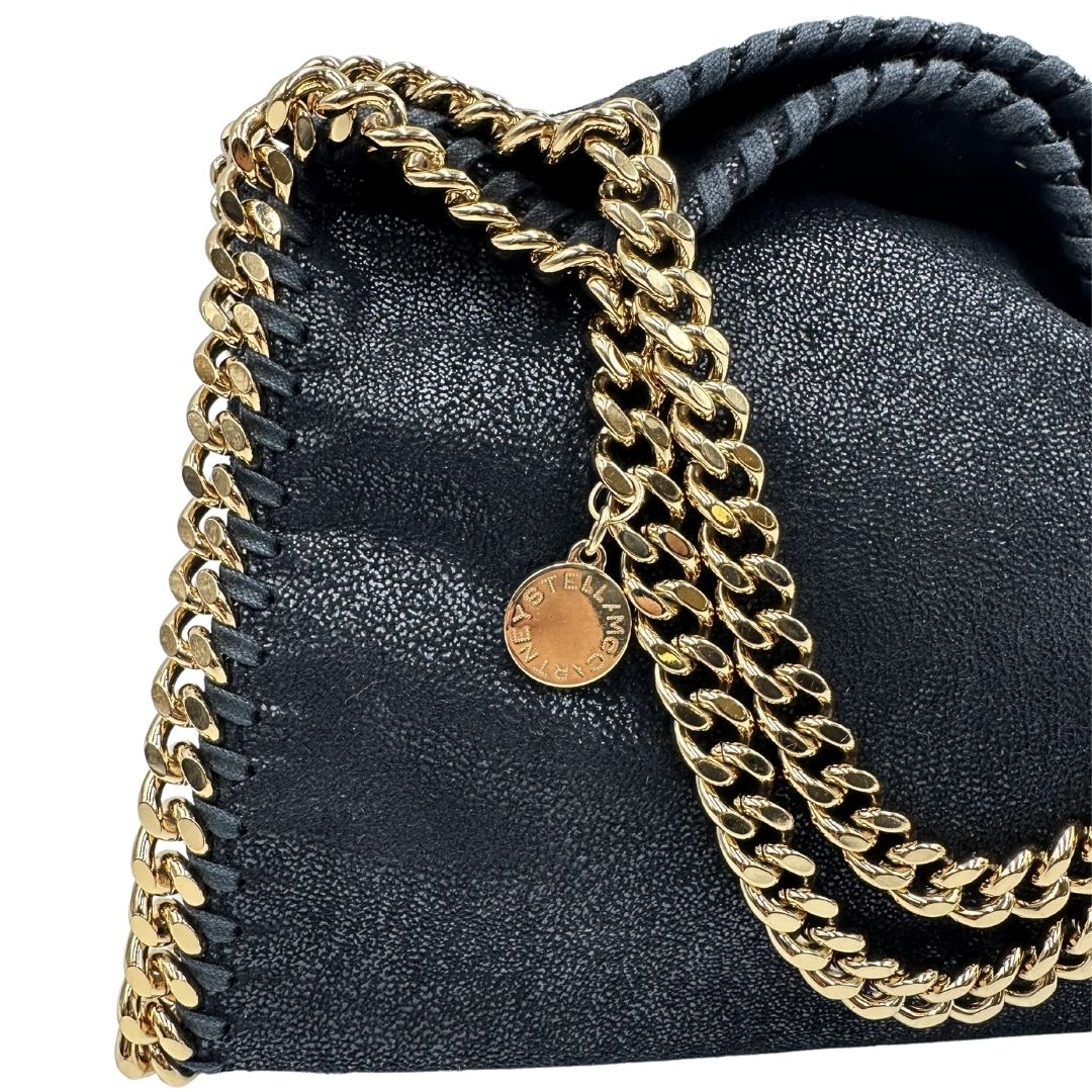 angolo Borsa Stella McCartney Falabella in tessuto vegano nero con parti metalliche dorate. Completa di dustbag e scatola, di lusso, originale, eccellenti condizioni, usata. 