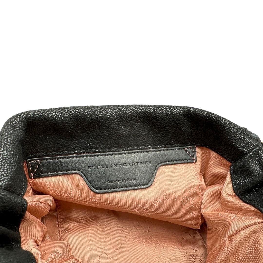 interno Borsa Stella McCartney Falabella in tessuto vegano nero con parti metalliche dorate. Completa di dustbag e scatola, di lusso, originale, eccellenti condizioni, usata. 