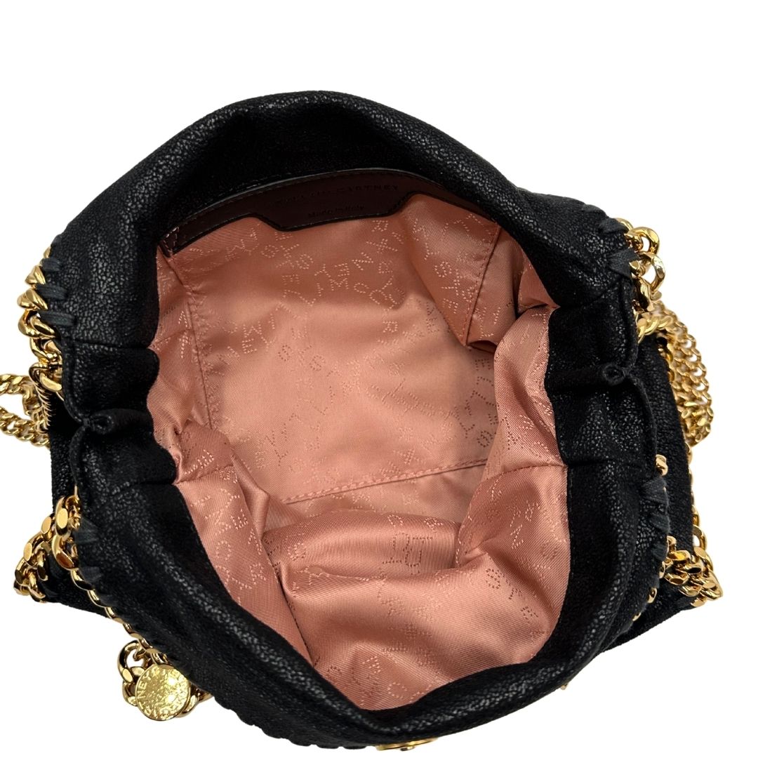 interno Borsa Stella McCartney Falabella in tessuto vegano nero con parti metalliche dorate. Completa di dustbag e scatola, di lusso, originale, eccellenti condizioni, usata. 