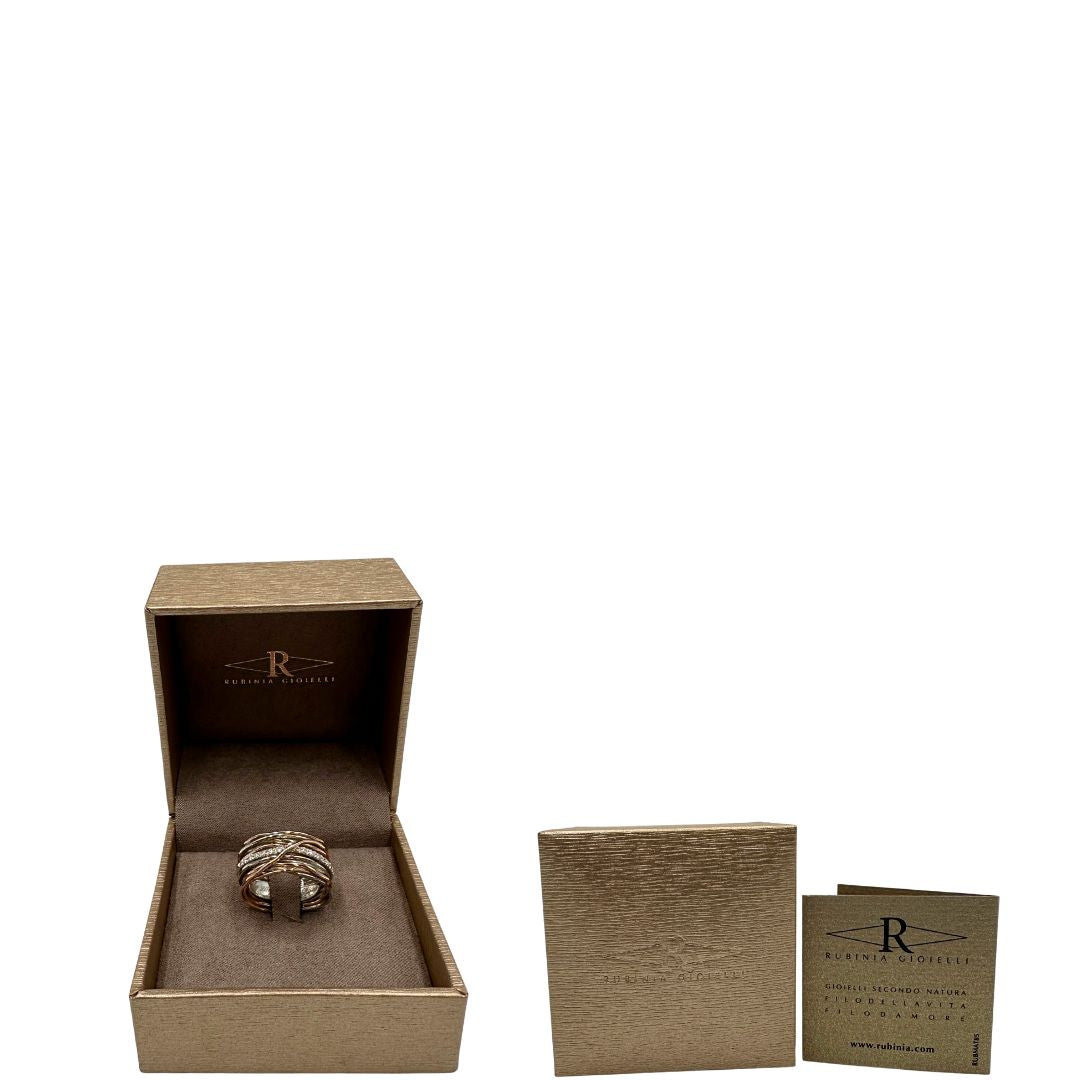 Tredici fili in oro rosa 9kt e argento 925 arricchito al palladio intrecciati, sulla cui superficie risplendono sedici diamanti bianchi taglio brillante da 0.21 ct. Completo di scatola, di lusso, originale, ottime condizioni, usato.