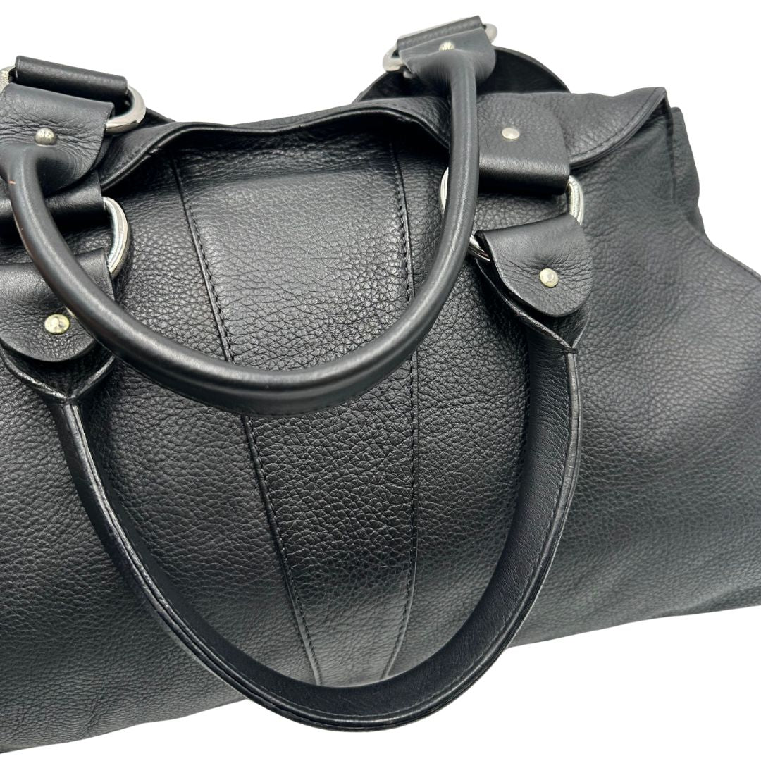 manici Borsa Fendi in pelle martellata nera con parti metalliche argentate; munita di doppi manici stondati, da portare a mano, di lusso, originale, ottime condizioni, usata. 