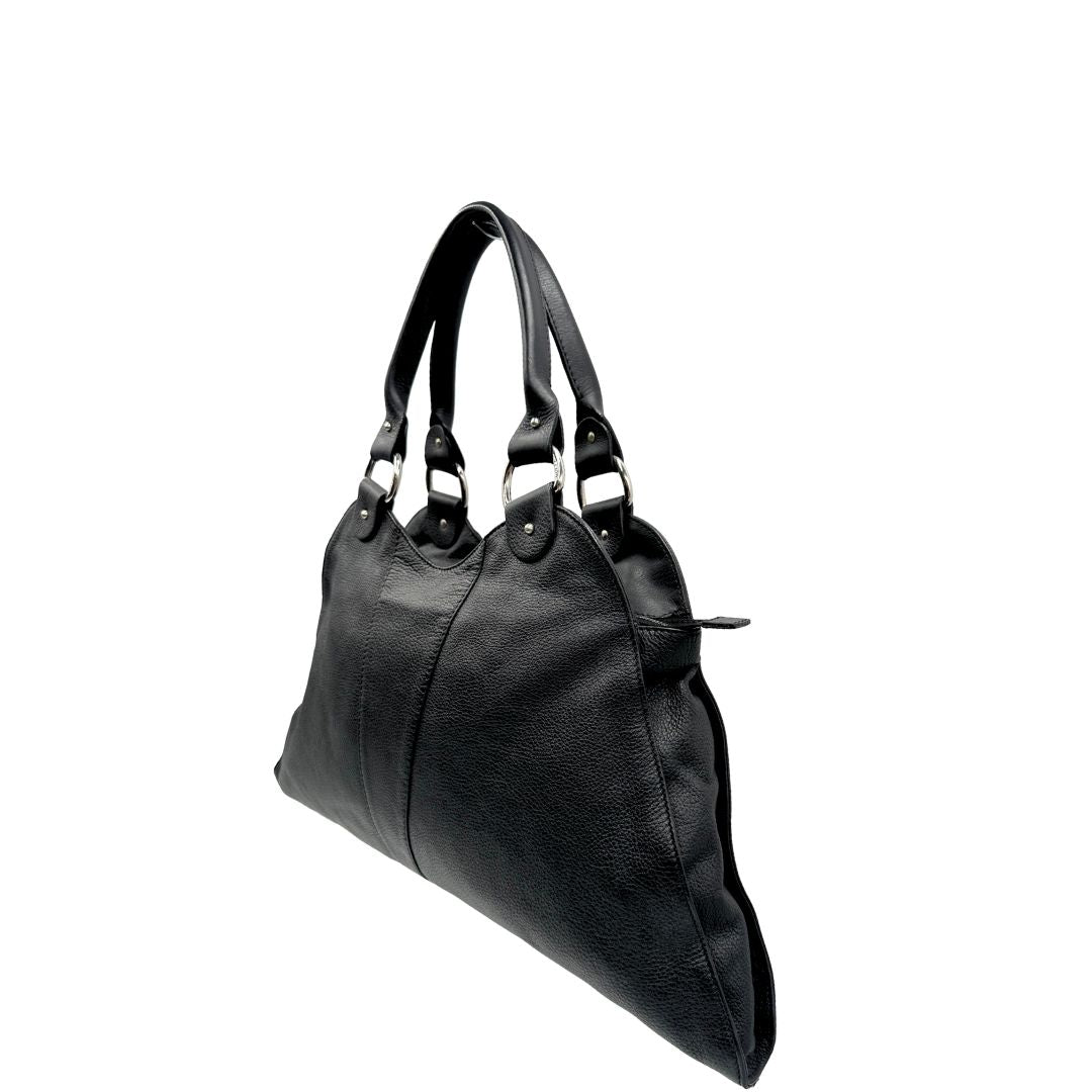 lato Borsa Fendi in pelle martellata nera con parti metalliche argentate; munita di doppi manici stondati, da portare a mano, di lusso, originale, ottime condizioni, usata. 