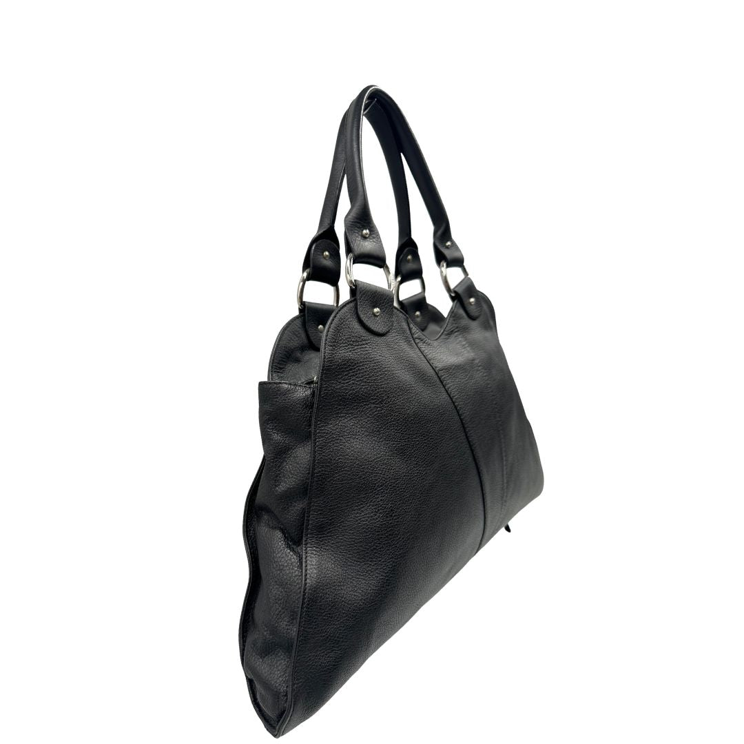 lato Borsa Fendi in pelle martellata nera con parti metalliche argentate; munita di doppi manici stondati, da portare a mano, di lusso, originale, ottime condizioni, usata. 