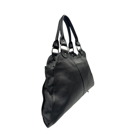 lato Borsa Fendi in pelle martellata nera con parti metalliche argentate; munita di doppi manici stondati, da portare a mano, di lusso, originale, ottime condizioni, usata. 