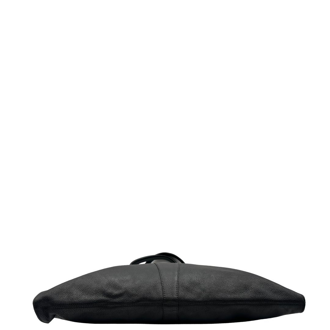 base Borsa Fendi in pelle martellata nera con parti metalliche argentate; munita di doppi manici stondati, da portare a mano, di lusso, originale, ottime condizioni, usata. 