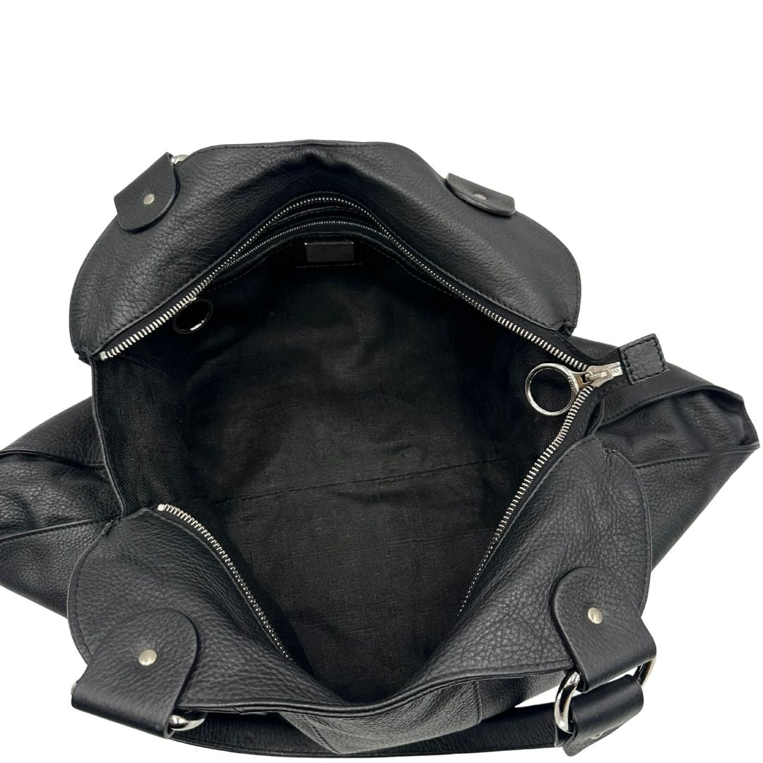 interno Borsa Fendi in pelle martellata nera con parti metalliche argentate; munita di doppi manici stondati, da portare a mano, di lusso, originale, ottime condizioni, usata. 