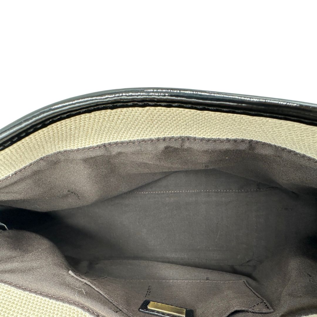 interno della Borsa Fendi in tessuto bianco avorio con finiture in pelle lucida nera e parti metalliche color ottone; munita di doppi manici in catena e pelle, indossabile a spalla. Completa di dustbag, di lusso, usata, ottime condizioni, originale. 