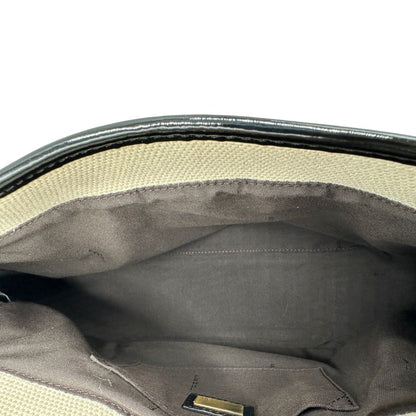 interno della Borsa Fendi in tessuto bianco avorio con finiture in pelle lucida nera e parti metalliche color ottone; munita di doppi manici in catena e pelle, indossabile a spalla. Completa di dustbag, di lusso, usata, ottime condizioni, originale. 