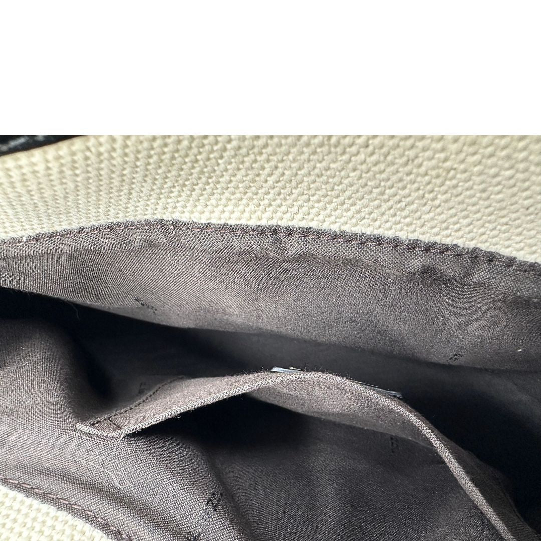 interno della Borsa Fendi in tessuto bianco avorio con finiture in pelle lucida nera e parti metalliche color ottone; munita di doppi manici in catena e pelle, indossabile a spalla. Completa di dustbag, di lusso, usata, ottime condizioni, originale. 