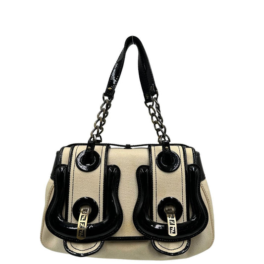 front della  Borsa Fendi in tessuto bianco avorio con finiture in pelle lucida nera e parti metalliche color ottone; munita di doppi manici in catena e pelle, indossabile a spalla. Completa di dustbag, di lusso, usata, ottime condizioni, originale.