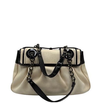 retro della Borsa Fendi in tessuto bianco avorio con finiture in pelle lucida nera e parti metalliche color ottone; munita di doppi manici in catena e pelle, indossabile a spalla. Completa di dustbag, di lusso, usata, ottime condizioni, originale. 