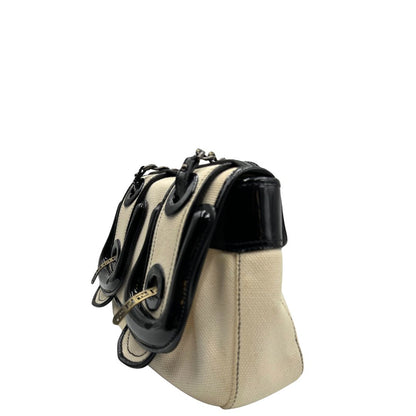 lato della Borsa Fendi in tessuto bianco avorio con finiture in pelle lucida nera e parti metalliche color ottone; munita di doppi manici in catena e pelle, indossabile a spalla. Completa di dustbag, di lusso, usata, ottime condizioni, originale. 