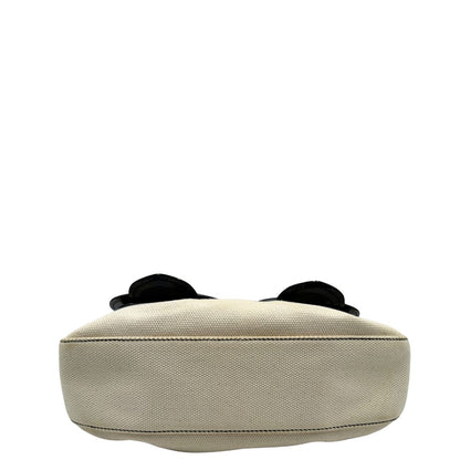 base della Borsa Fendi in tessuto bianco avorio con finiture in pelle lucida nera e parti metalliche color ottone; munita di doppi manici in catena e pelle, indossabile a spalla. Completa di dustbag, di lusso, usata, ottime condizioni, originale.  