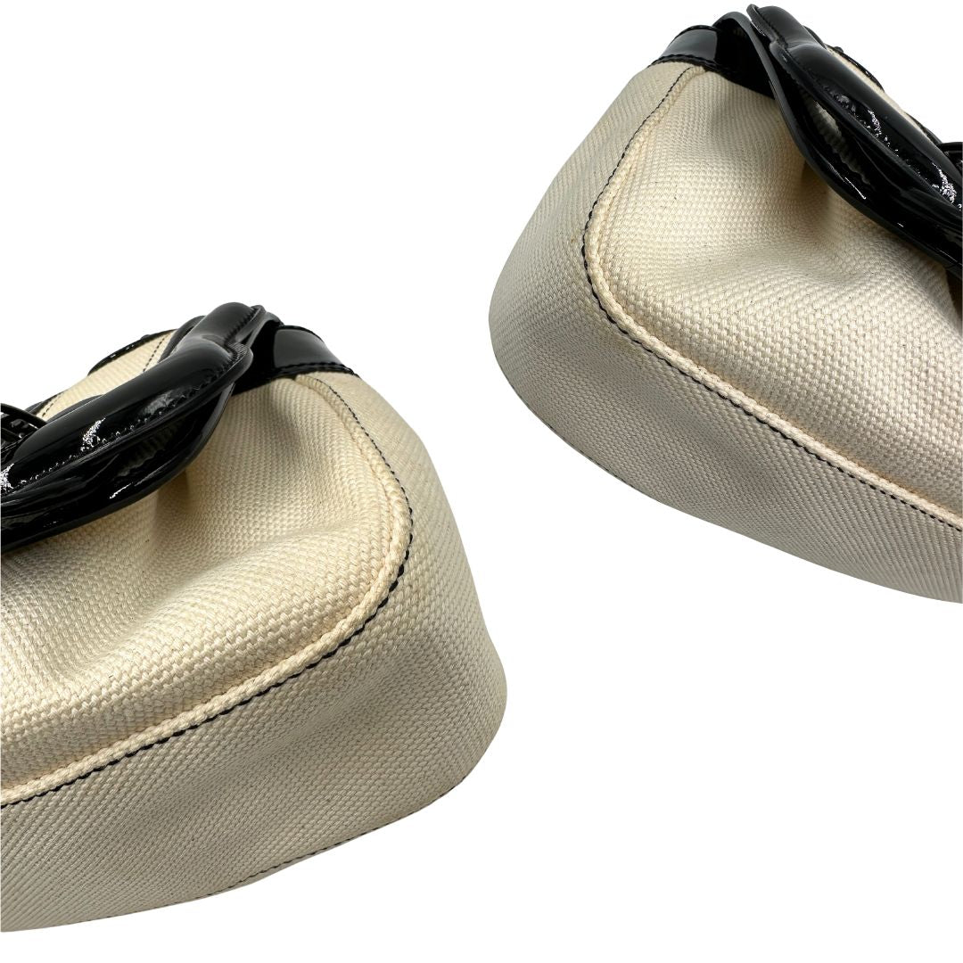 angoli della Borsa Fendi in tessuto bianco avorio con finiture in pelle lucida nera e parti metalliche color ottone; munita di doppi manici in catena e pelle, indossabile a spalla. Completa di dustbag, di lusso, usata, ottime condizioni, originale. 