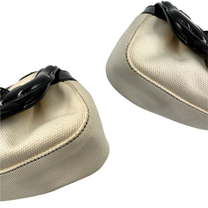 angoli della Borsa Fendi in tessuto bianco avorio con finiture in pelle lucida nera e parti metalliche color ottone; munita di doppi manici in catena e pelle, indossabile a spalla. Completa di dustbag, di lusso, usata, ottime condizioni, originale. 