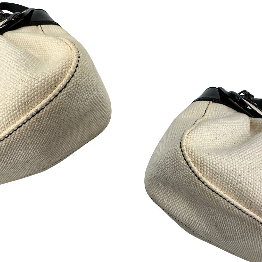 angoli della Borsa Fendi in tessuto bianco avorio con finiture in pelle lucida nera e parti metalliche color ottone; munita di doppi manici in catena e pelle, indossabile a spalla. Completa di dustbag, di lusso, usata, ottime condizioni, originale.  