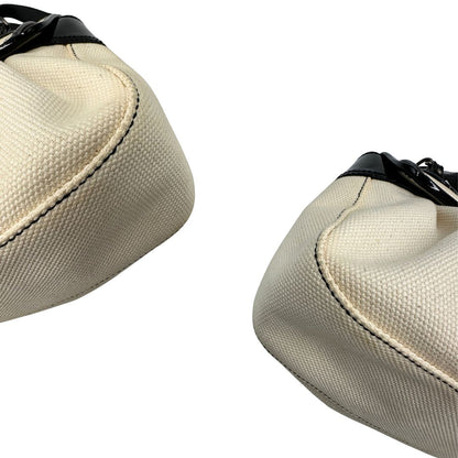 angoli della Borsa Fendi in tessuto bianco avorio con finiture in pelle lucida nera e parti metalliche color ottone; munita di doppi manici in catena e pelle, indossabile a spalla. Completa di dustbag, di lusso, usata, ottime condizioni, originale.  