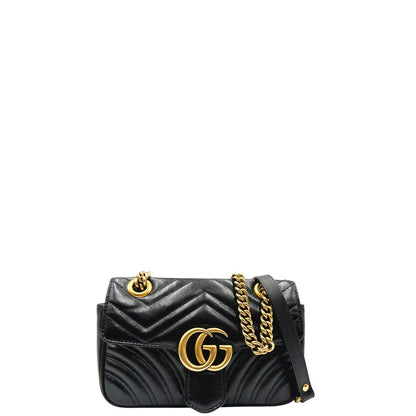 Front di una borsa Gucci Marmont in pelle matelassè nera e parti metalliche dorate; munita di una tracolla in catena scorrevole con spallaccio in pelle. Dotata di scatola. Indossabile a spalla e a tracolla.