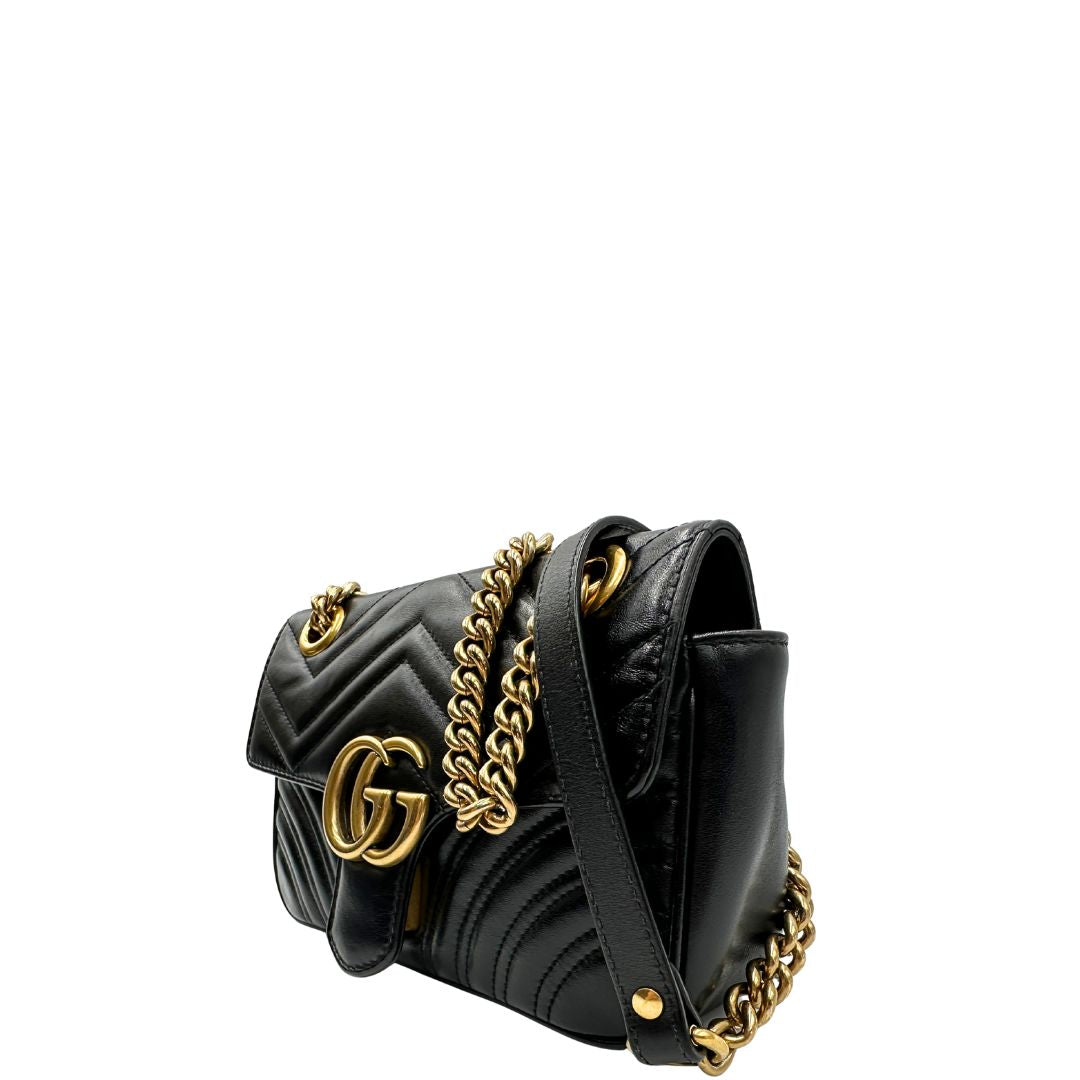 Laterale destro di una borsa Gucci Marmont in pelle matelassè nera e parti metalliche dorate; munita di una tracolla in catena scorrevole con spallaccio in pelle. Dotata di scatola. Indossabile a spalla e a tracolla.
