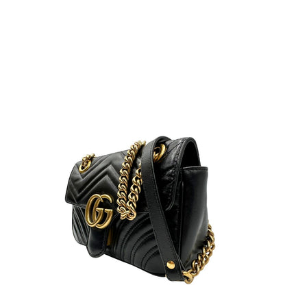 Laterale destro di una borsa Gucci Marmont in pelle matelassè nera e parti metalliche dorate; munita di una tracolla in catena scorrevole con spallaccio in pelle. Dotata di scatola. Indossabile a spalla e a tracolla.