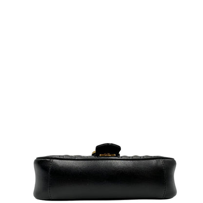 Base di una borsa Gucci Marmont in pelle matelassè nera e parti metalliche dorate; munita di una tracolla in catena scorrevole con spallaccio in pelle. Dotata di scatola. Indossabile a spalla e a tracolla.