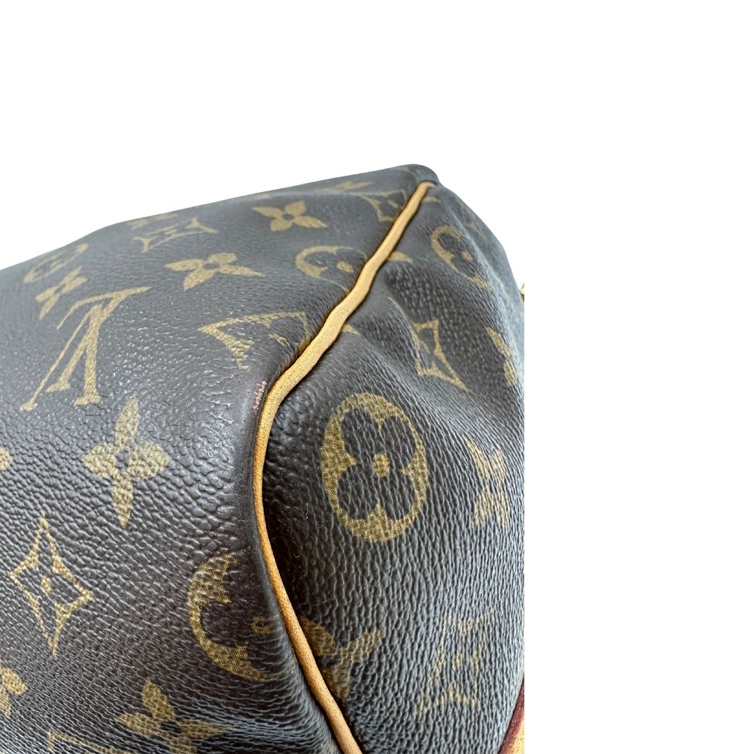 angolo Borsa Louis Vuitton in canvas marrone monogram con finiture in vacchetta naturale e parti metalliche dorate; munita di doppi manici stondati. Completa di lucchetto e chiavi, di lusso, originale, ottime condizioni, usato. 