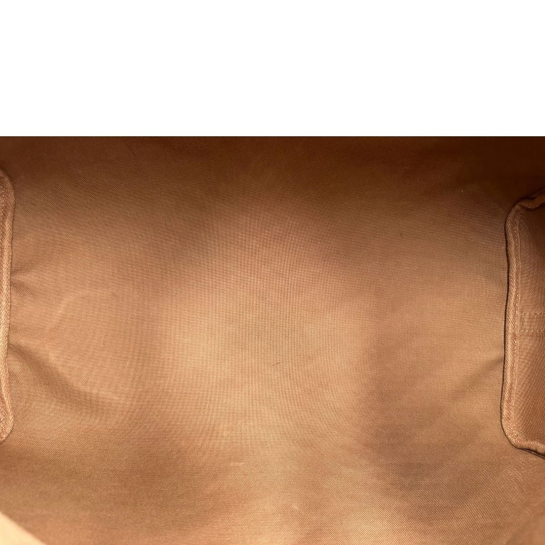 interno Borsa Louis Vuitton in canvas marrone monogram con finiture in vacchetta naturale e parti metalliche dorate; munita di doppi manici stondati. Completa di lucchetto e chiavi, di lusso, originale, ottime condizioni, usato. 