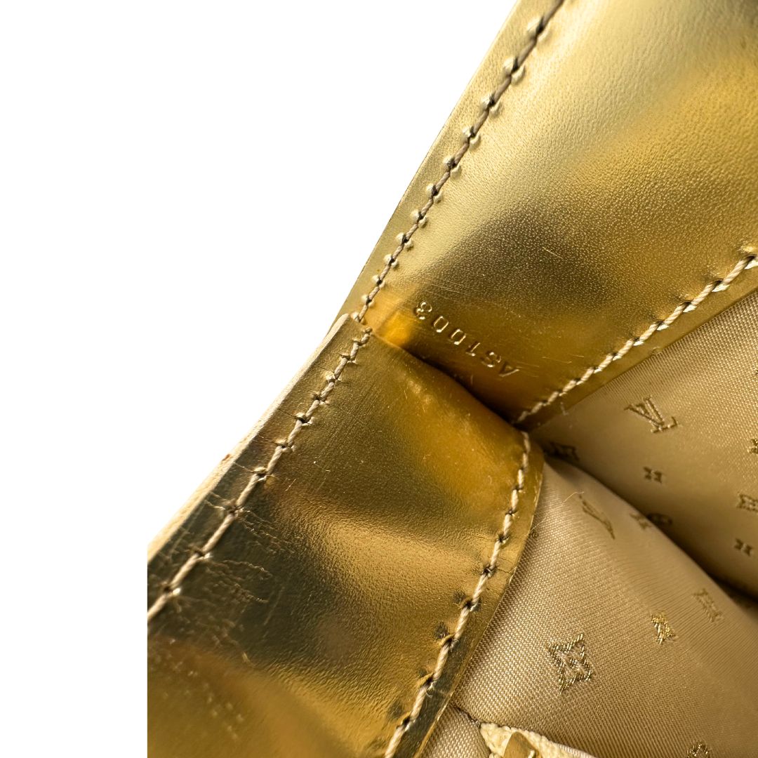 Codice di una borsa Louis Vuitton Suhali Le Fabuleux in pelle color oro con parti metalliche dorate. Munita di doppi manici stondati, impreziosita da una clochette porta chiavi. Completa di scatola e dustbag.