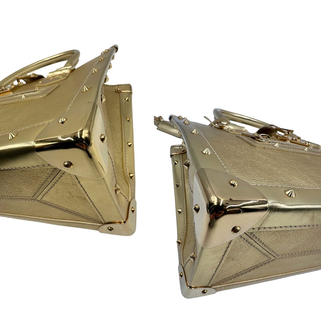 Angoli di una borsa Louis Vuitton Suhali Le Fabuleux in pelle color oro con parti metalliche dorate. Munita di doppi manici stondati, impreziosita da una clochette porta chiavi. Completa di scatola e dustbag.