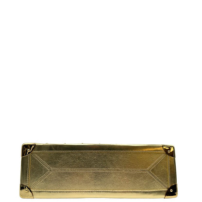 Base di una borsa Louis Vuitton Suhali Le Fabuleux in pelle color oro con parti metalliche dorate. Munita di doppi manici stondati, impreziosita da una clochette porta chiavi. Completa di scatola e dustbag.