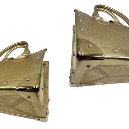 Angoli di una borsa Louis Vuitton Suhali Le Fabuleux in pelle color oro con parti metalliche dorate. Munita di doppi manici stondati, impreziosita da una clochette porta chiavi. Completa di scatola e dustbag.