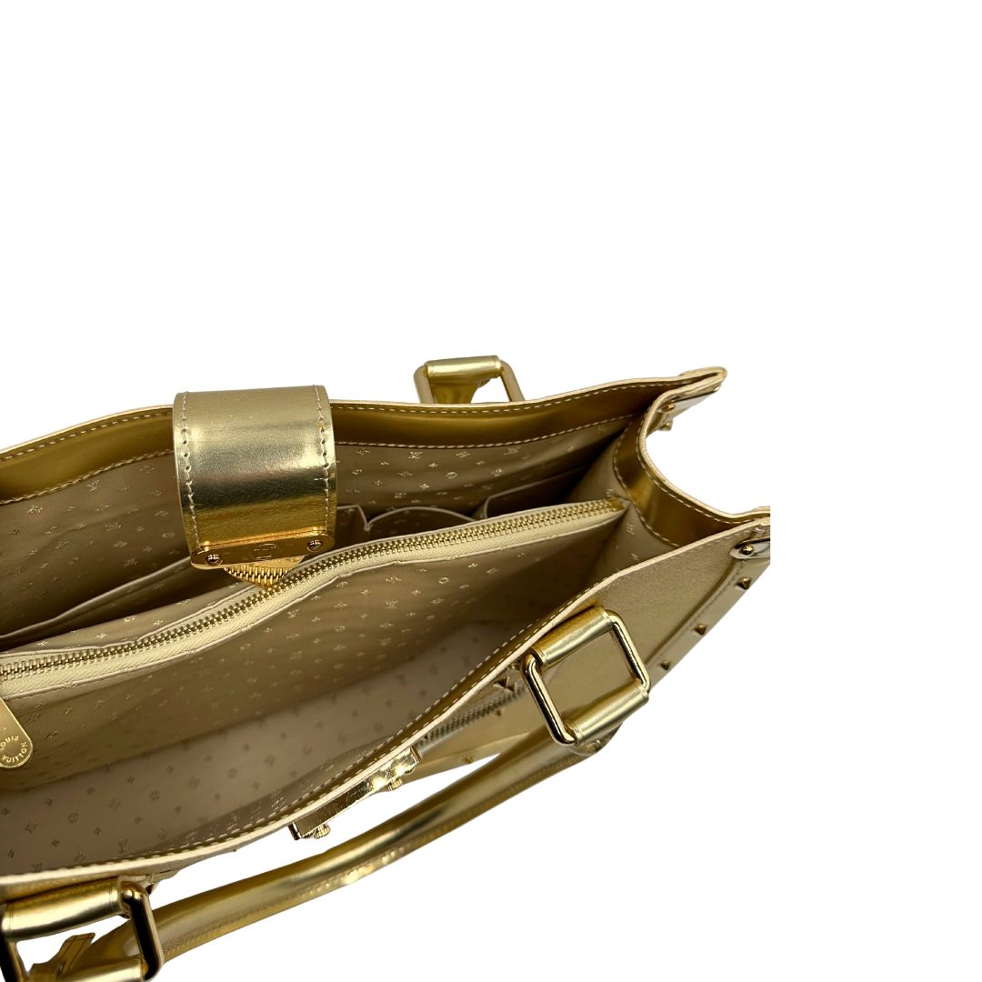 Interno di una borsa Louis Vuitton Suhali Le Fabuleux in pelle color oro con parti metalliche dorate. Munita di doppi manici stondati, impreziosita da una clochette porta chiavi. Completa di scatola e dustbag.