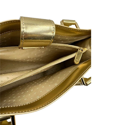 Interno di una borsa Louis Vuitton Suhali Le Fabuleux in pelle color oro con parti metalliche dorate. Munita di doppi manici stondati, impreziosita da una clochette porta chiavi. Completa di scatola e dustbag.