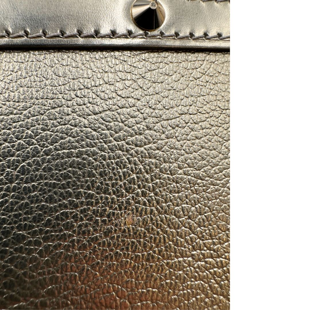 Difetto di una borsa Louis Vuitton Suhali Le Fabuleux in pelle color oro con parti metalliche dorate. Munita di doppi manici stondati, impreziosita da una clochette porta chiavi. Completa di scatola e dustbag.