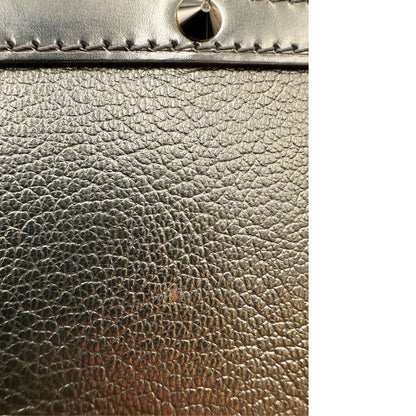 Difetto di una borsa Louis Vuitton Suhali Le Fabuleux in pelle color oro con parti metalliche dorate. Munita di doppi manici stondati, impreziosita da una clochette porta chiavi. Completa di scatola e dustbag.