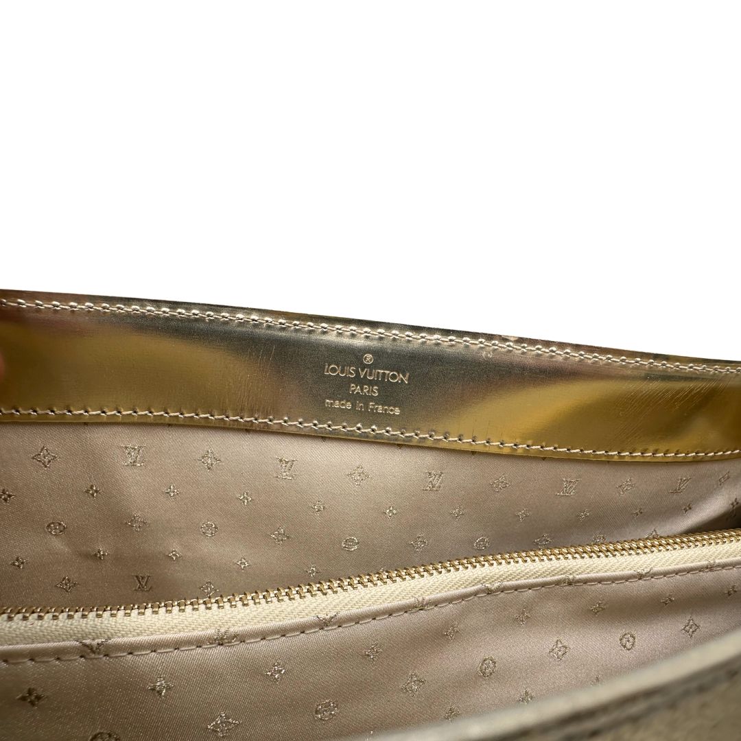 Interno di una borsa Louis Vuitton Suhali Le Fabuleux in pelle color oro con parti metalliche dorate. Munita di doppi manici stondati, impreziosita da una clochette porta chiavi. Completa di scatola e dustbag.