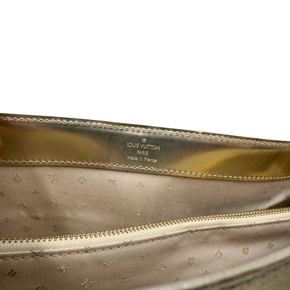 Interno di una borsa Louis Vuitton Suhali Le Fabuleux in pelle color oro con parti metalliche dorate. Munita di doppi manici stondati, impreziosita da una clochette porta chiavi. Completa di scatola e dustbag.