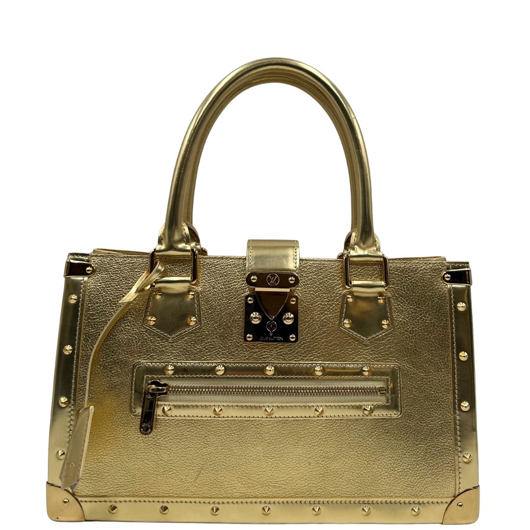 Front di una borsa Louis Vuitton Suhali Le Fabuleux in pelle color oro con parti metalliche dorate. Munita di doppi manici stondati, impreziosita da una clochette porta chiavi. Completa di scatola e dustbag.