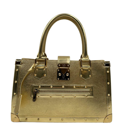 Front di una borsa Louis Vuitton Suhali Le Fabuleux in pelle color oro con parti metalliche dorate. Munita di doppi manici stondati, impreziosita da una clochette porta chiavi. Completa di scatola e dustbag.