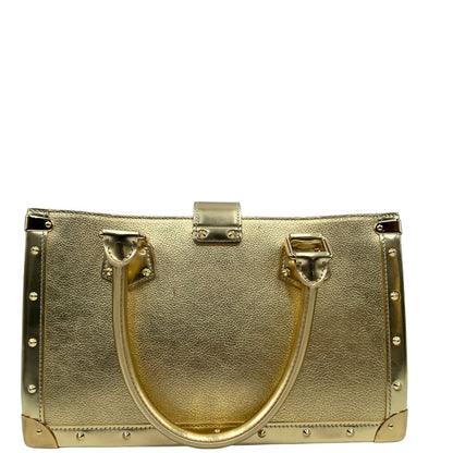Retro di una borsa Louis Vuitton Suhali Le Fabuleux in pelle color oro con parti metalliche dorate. Munita di doppi manici stondati, impreziosita da una clochette porta chiavi. Completa di scatola e dustbag.