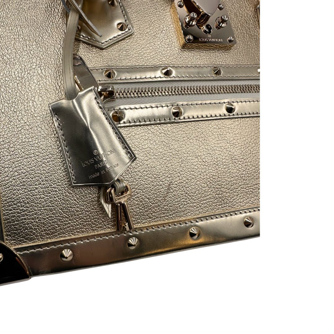 Clochette con chiavi di una borsa Louis Vuitton Suhali Le Fabuleux in pelle color oro con parti metalliche dorate. Munita di doppi manici stondati. Completa di scatola e dustbag.