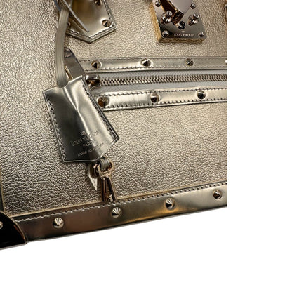 Clochette con chiavi di una borsa Louis Vuitton Suhali Le Fabuleux in pelle color oro con parti metalliche dorate. Munita di doppi manici stondati. Completa di scatola e dustbag.