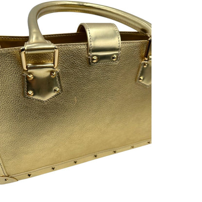 Retro di una borsa Louis Vuitton Suhali Le Fabuleux in pelle color oro con parti metalliche dorate. Munita di doppi manici stondati, impreziosita da una clochette porta chiavi. Completa di scatola e dustbag.